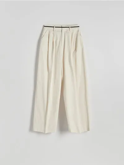 Reserved Spodnie o swobodnym fasonie, uszyte z bawełnianej tkaniny. - złamana biel