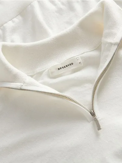 Reserved Sweter o prostym kroju, wykonany z bawełnianej dzianiny. - złamana biel