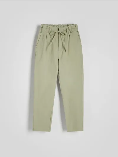 Reserved Spodnie o dopasowanym fasonie, wykonane z bawełnianej tkaniny z elastycznymi włóknami. - jasnozielony