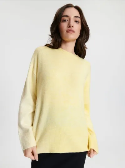 Sinsay Miękki sweter wykonany z gładkiej dzianiny o kroju oversize. - żółty