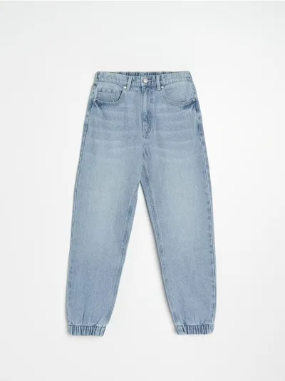 Sinsay Wygodne jeansy o kroju jogger wykonane z bawełn z domieszką delikatnej dla skóry wiskozy. - niebieski