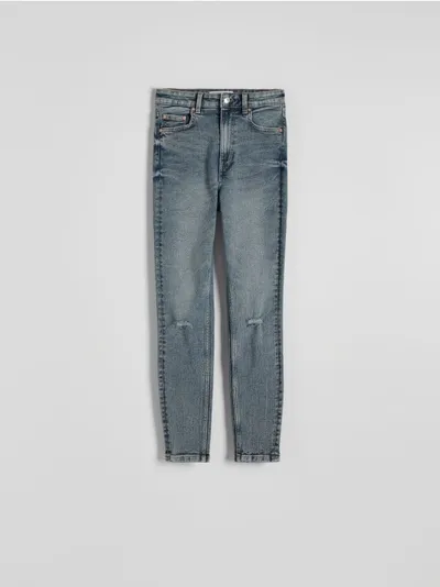 Reserved Jeansy o dopasowanym fasonie, uszyte z bawełny z domieszką elastycznych włókien. - niebieski