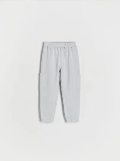 Reserved Spodnie o prostym fasonie, wykonane z ciepłej, bawełnianej dzianiny. - jasnoszary