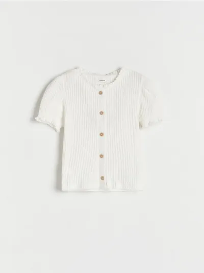 Reserved T-shirt o regularnym fasonie, wykonany z prążkowanej, bawełnianej dzianiny. - złamana biel