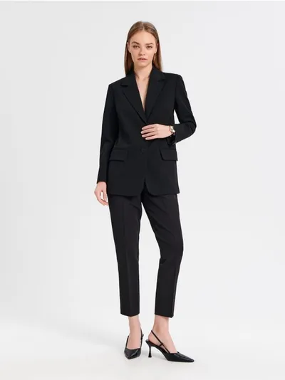 Sinsay Eleganckie spodnie z kantem uszyte z szybkoschnącego materiału z domieszką wiskozy oraz elastycznych włókien. - czarny