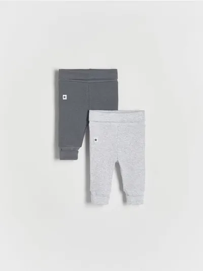 Reserved Spodnie o prostym fasonie, wykonane ze strukturalnej, bawełnianej dzianiny. - jasnoszary