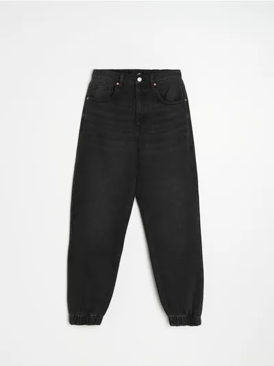 Sinsay Wygodne jeansy o kroju jogger wykonane z bawełn z domieszką delikatnej dla skóry wiskozy. - czarny