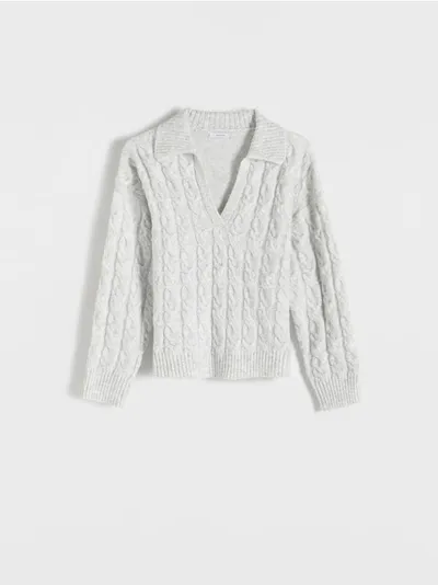 Reserved Sweter o prostym, swobodnym fasonie, wykonany z przyjemnej w dotyku dzianiny. - jasnoszary