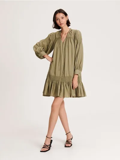 Reserved Sukienka o swobodnym fasonie, wykonana z gładkiej tkaniny z wiskozy. - zielony