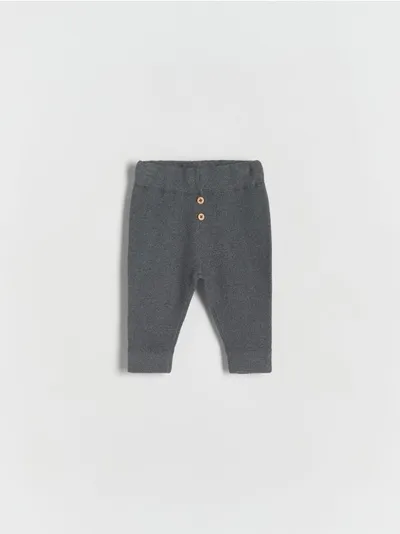 Reserved Spodnie o regularnym fasonie, wykonane z bawełnianej dzianiny. - ciemnoszary