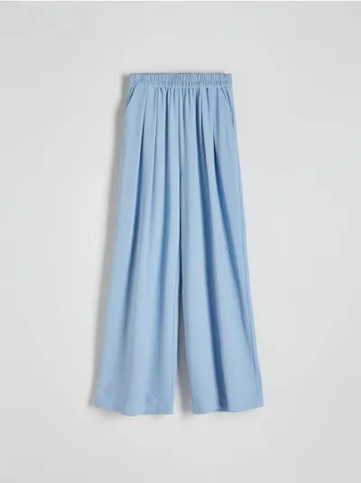 Reserved Spodnie o swobodnym fasonie, wykonane z gładkiej i przyjemnej w dotyku tkaniny. - jasnoniebieski