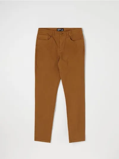 Sinsay Wygodne spodnie o prostej nogawce z pięcioma kieszeniami. - brązowy