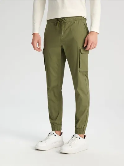 Sinsay Wygodne spodnie jogger cargo wykonane z bawełnianej tkaniny z dodatkiem elastycznych włókien. - zielony