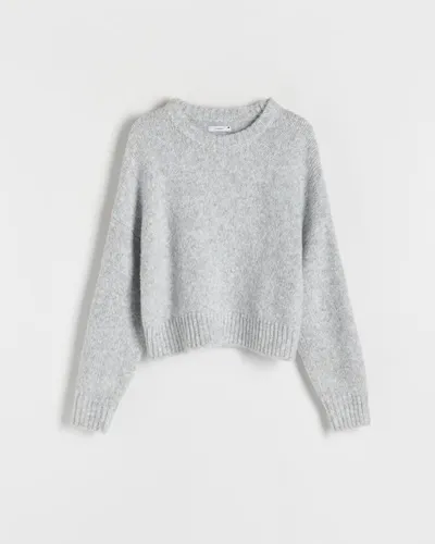 Reserved Sweter o swobodnym fasonie, wykonany z przyjemnej w dotyku dzianiny. - jasnoszary