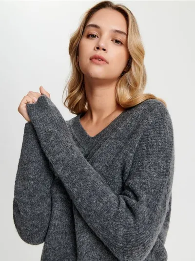 Sinsay Miękki, prążkowany sweter uszyty z lekkiego, szybkoschnącego materiału z domieszką elastycznych włókien. - szary