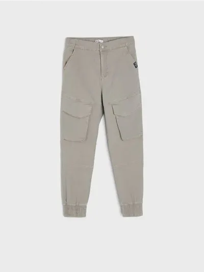 Sinsay Spodnie jeansowe o kroju jogger uszyte z bawełnianej tkaniny. - szary