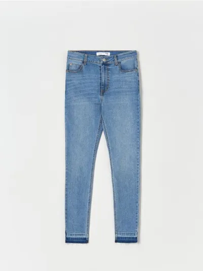 Sinsay Spodnie jeansowe o kroju skinny, uszyte z bawełny z dodatkiem elastycznych włókien. - niebieski