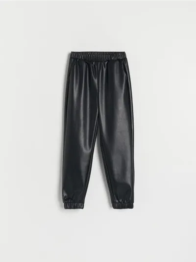 Reserved Spodnie typu jogger, wykonane z imitacji skóry. - czarny