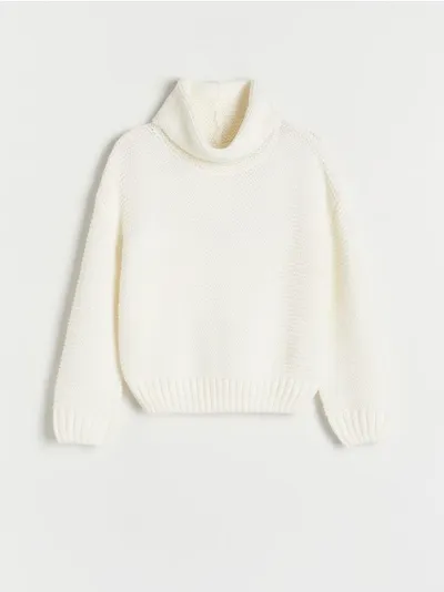 Reserved Sweter o prostym fasonie, wykonany z gładkiej dzianiny. - złamana biel