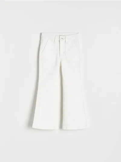 Reserved Jeansy typu flare, uszyte z bawełnianej tkaniny z dodatkiem elastycznych włókien. - złamana biel