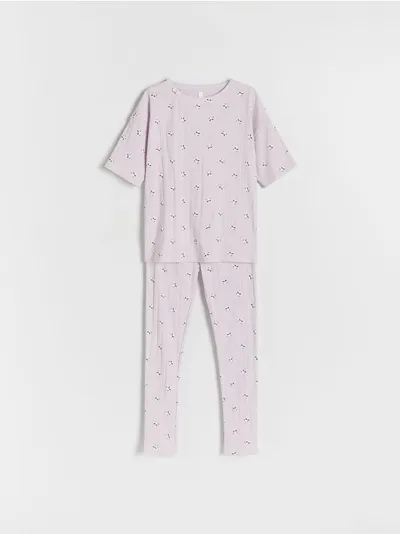 Reserved Piżama składająca się z koszulki i spodni, uszyta z bawełny z dodatkiem elastycznych włókien. - lawendowy