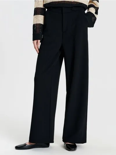 Sinsay Czarne, eleganckie spodnie z ozdobnmi guzikami w pasie. Wykonane z szybkoschnącego materiału z dodatkiem elastycznych włókien. - czarny