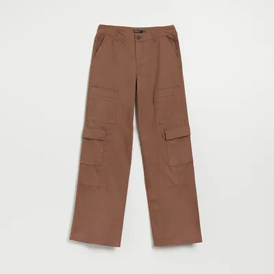 House Brązowe spodnie straight fit z kieszeniami cargo - Brązowy