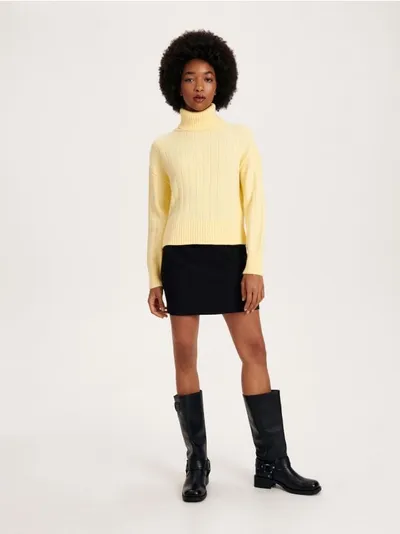 Reserved Sweter o swobodnym fasonie, wykonany z gładkiej dzianiny. - jasnożółty