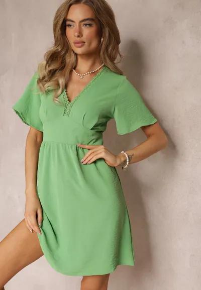 Renee Zielona Sukienka Mini z Gumkami w Pasie i Koronkowym Dekoltem Azriele