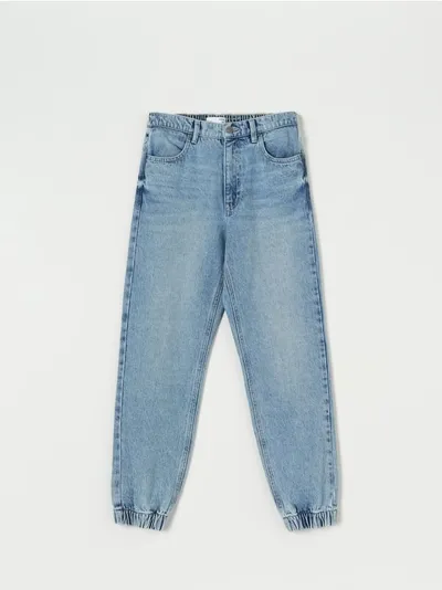 Sinsay Spodnie jeansowe o swobodnym kroju jogger, uszyte z bawełny z domieszką delikatnej dla skóry wiskozy. - niebieski