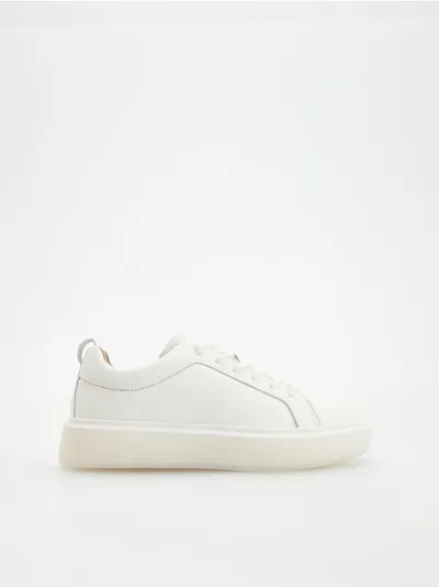 Buty typu sneakersy, wykonane ze skóry naturalnej. - biały