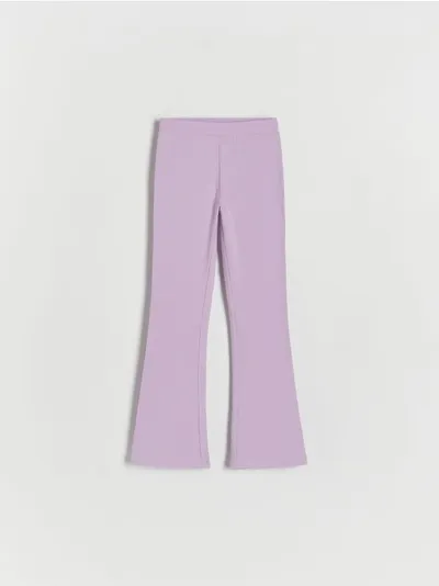 Reserved Spodnie typu flare, wykonane z bawełnianej dzianiny z dodatkiem elastycznych włókien. - lawendowy
