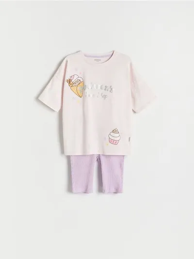 Reserved Piżama składająca się z t-shirtu i szortów, wykonana z bawełny. - pastelowy róż