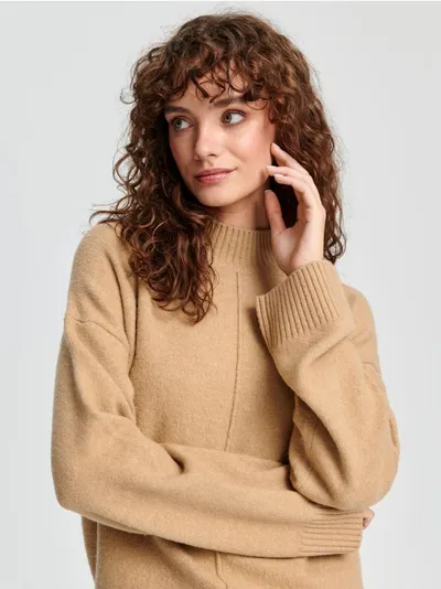 Sinsay Miękki sweter ze stójką uszyty z szybkoschnącego materiału z domieszką elastycznych włókien. - beżowy