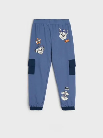 Sinsay Spodnie dresowe wykonane z bawełnianej dzianiny, ozdobione nadrukiem z Psiego Patrolu. - niebieski