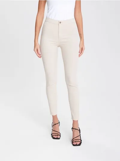 Sinsay Spodnie jeansowe o kroju skinny wykonane z bawełny z dodatkiem szybkoschnącego materiału oraz elastycznych włókien. - kremowy