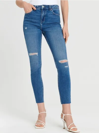 Sinsay Spodnie jeansowe o dopasowanym kroju uszyte z bawełny z domieszką elastycznych włókien. - granatowy