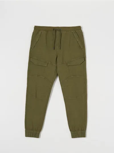 Sinsay Spodnie jeansowe o kroju jogger uszyte z bawełny z domieszką elastyczych włókien. - zielony