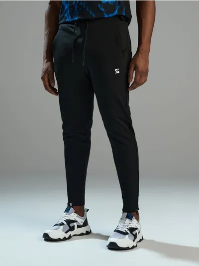 Sinsay Spodnie o kroju jogger z kolekcji SNSY PERFORMANCE. Uszyte z szybkoschnącego materiału z dodatkiem bawełny. Możesz dobrać do nich pasującą bluzę lub koszulkę i stworzyć komplet. - czarny
