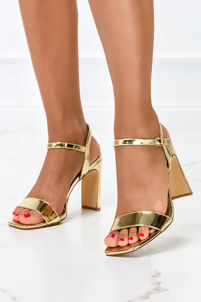 Casu Złote sandały lakierowane błyszczące na słupku casu er22x17-g