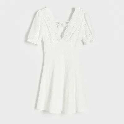Reserved Ażurowa sukienka mini - Biały