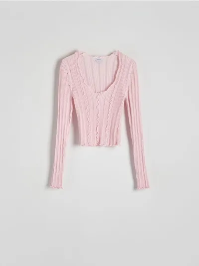 Reserved Sweter o dopasowanym fasonie, wykonany z miękkiej dzianiny z dodatkiem bawełny. - pastelowy róż