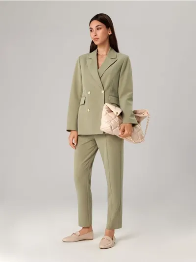 Sinsay Eleganckie spodnie ze złotymi guzikami, uszyte z materiału z dodatkiem elastycznych włókien. - zielony