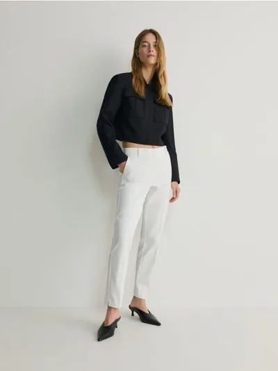 Reserved Spodnie o klasycznym fasonie, wykonane z gładkiej tkaniny z bawełną. - biały