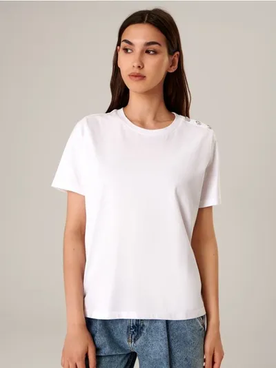 Sinsay Bawełniana koszulka z ozdobnymi guzikami na ramieniu. - biały