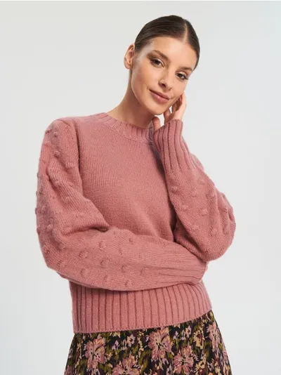 Sinsay Wygodny, miękki sweter z dekoracyjnymi kulkami na rękawach. - różowy