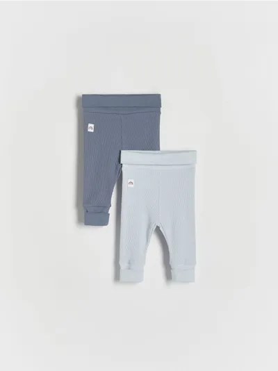 Reserved Spodnie o prostym fasonie, wykonane ze strukturalnej, bawełnianej dzianiny. - lawendowy