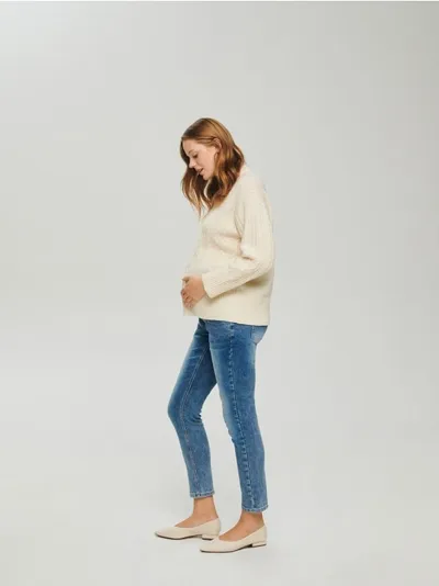 Reserved Jeansy o dopasowanym fasonie, wykonane z bawełny z domieszką elastycznych włókien. - niebieski