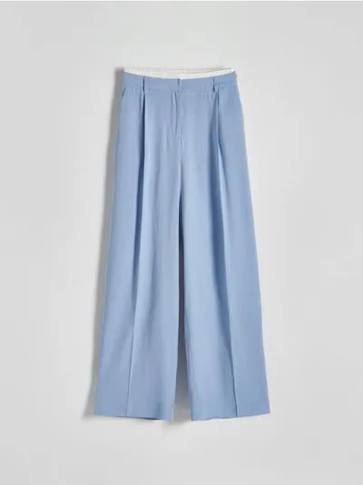 Reserved Spodnie o swobodnym kroju, uszyte z gładkiej tkaniny z lyocellu. - jasnoniebieski