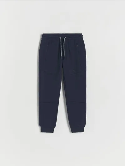 Reserved Dresowe spodnie typu jogger, wykonane z bawełnianej dzianiny typu pique. - granatowy